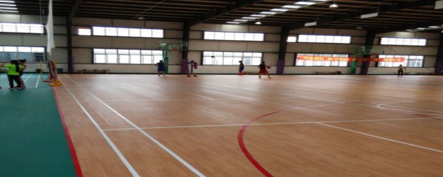 專業籃球場用什麼地板 專業籃球場用的地板是什麼地板