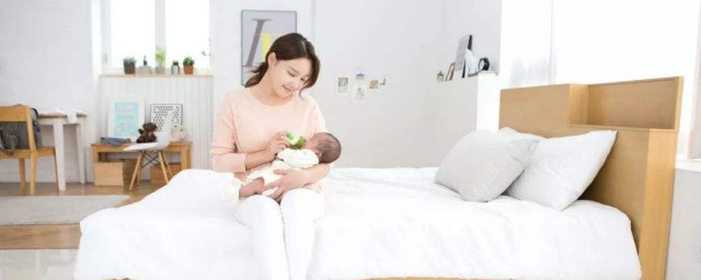 寶寶剛出生喝母乳還要喂水嗎要吃多少