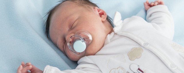 寶寶睡覺為什麼老是打滾 寶寶睡覺時經常來回翻滾的幾大原因