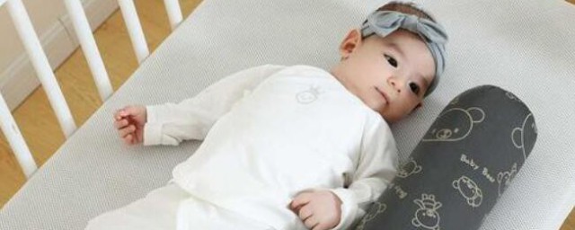 寶寶睡覺的時候吐奶怎麼處理 千萬不能大意瞭