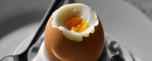 寶寶吃蛋黃噎住瞭怎麼辦 吃蛋黃為什麼會噎住