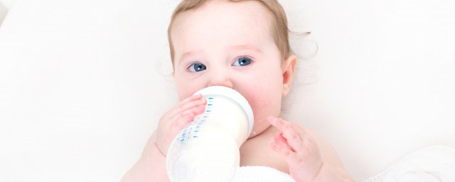 怎麼判斷寶寶吃的奶粉上不上火 寶寶喝奶粉上火的癥狀