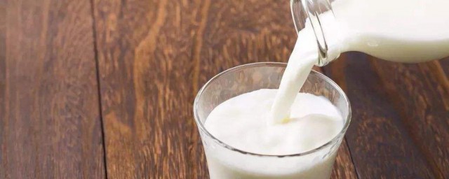 在睡前喝牛奶可以嗎 晚上睡前能喝牛奶嗎