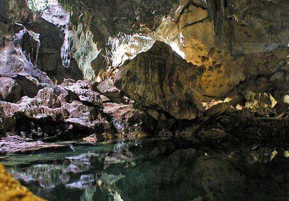 亨那格達南岩洞 Hinagdanan Cave