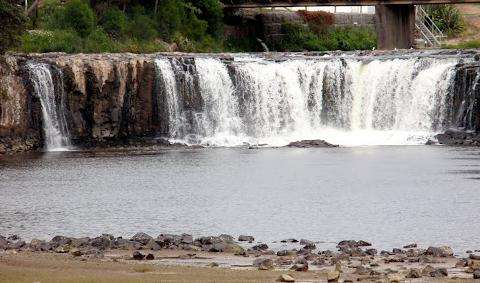 哈魯魯瀑布 Haruru Falls
