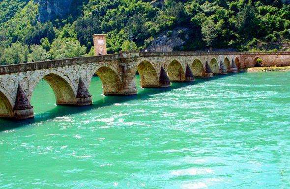 邁赫邁德巴什索柯洛維奇的古橋 Mehmed Pasa Sokolovic Bridge in Visegrad