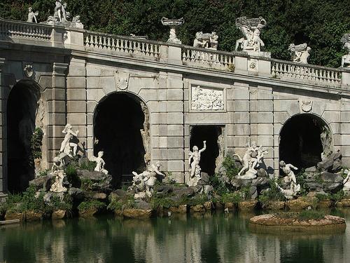 卡塞塔的18世紀花園皇宮凡韋特裡水渠和聖萊烏西建築群 18th Century Royal Palace at Caserta with the Park the Aqueduct of Vanvit