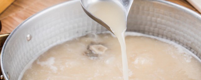 白色骨頭湯有營養嗎 骨頭湯是白色的有沒有營養呢
