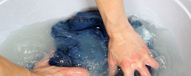 如何清除衣服上的印泥污漬 清除衣服上的印泥污漬的技巧