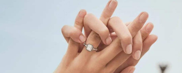 女人十個手指戴戒指的含義 女人十個手指戴戒指的含義是什麼