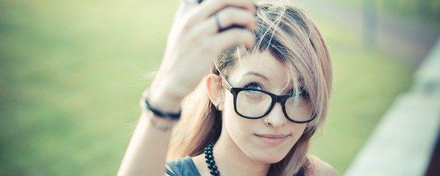 女人戴上眼鏡更有氣質瞭 什麼樣的女人戴上眼鏡更有氣質瞭