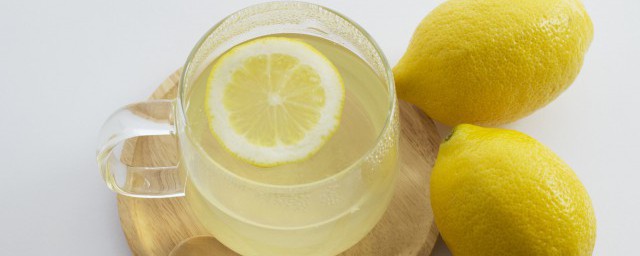 檸檬片泡水喝的好處 檸檬片泡水喝有什麼好處