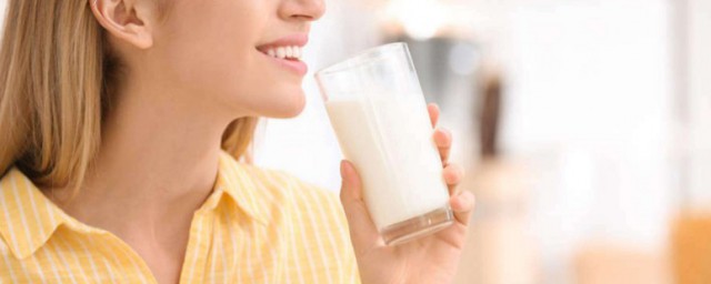 睡覺之前喝牛奶有什麼好處和壞處 睡覺之前喝牛奶有什麼好處和壞處介紹