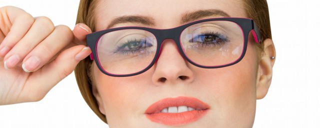 戴透明眼鏡框的女生什麼樣 戴透明眼鏡框的女生大致哪些樣