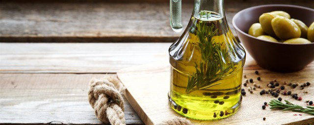 橄欖油吃瞭有什麼好處呢 吃橄欖油的益處