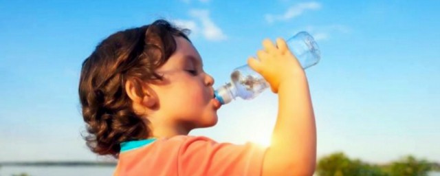 寶寶喝水有什麼好處 寶寶喝水的益處