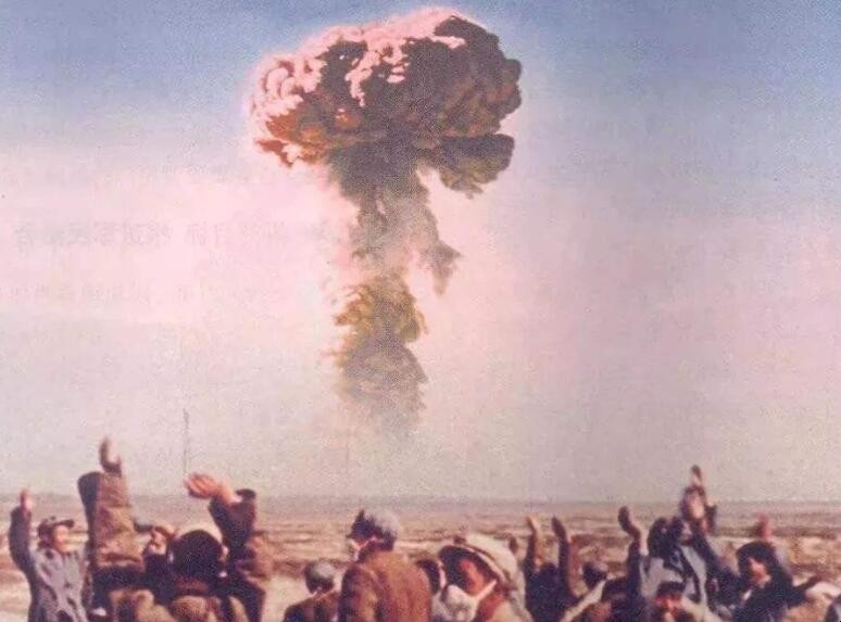 第一顆原子彈什麼時侯發明的