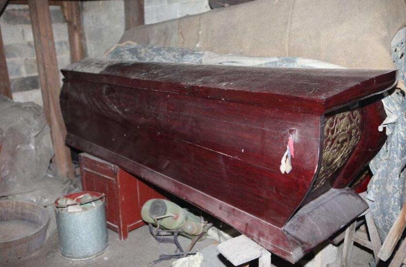 夢見自己躺在棺材裡是什麼意思