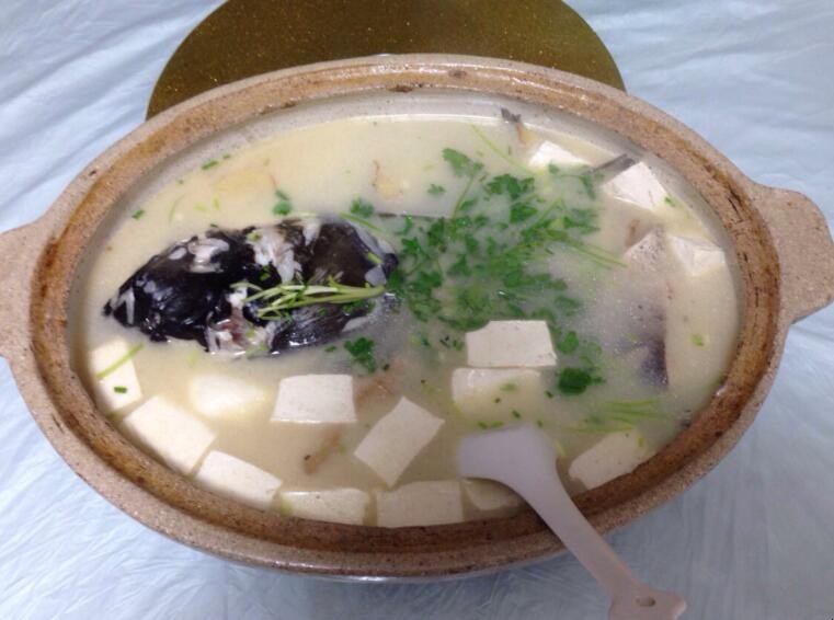 白豆腐魚頭湯怎麼做