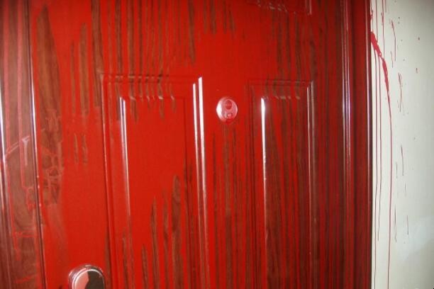 門上被噴油漆怎麼洗掉