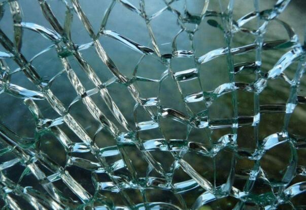 如何降低鋼化玻璃自爆風險