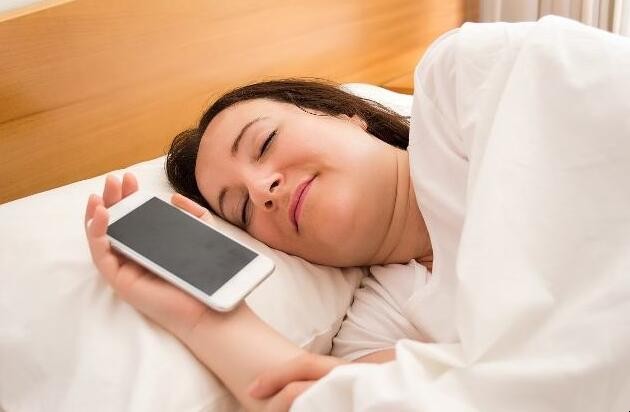 手機放在枕頭邊的危害有哪些