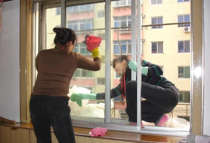 如何清除玻璃上的油漆