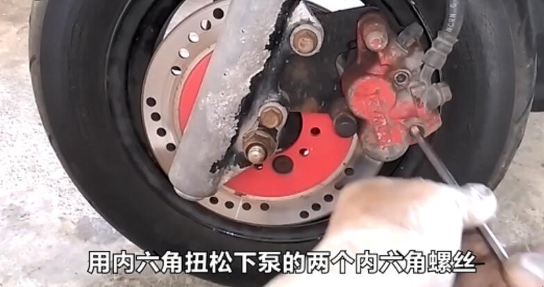 摩托車碟剎片怎麼更換
