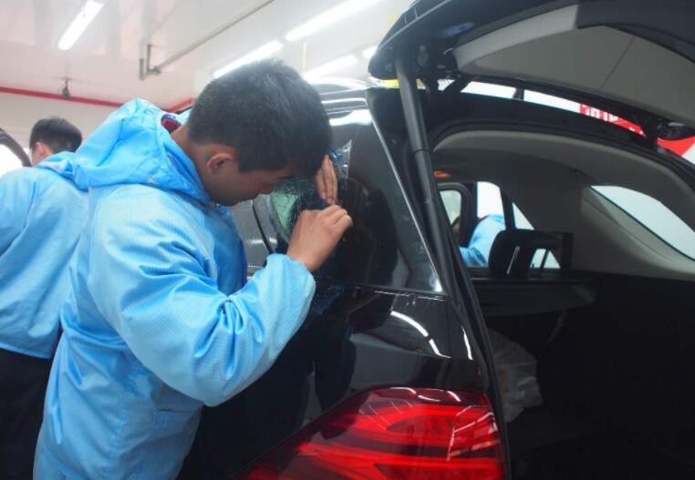 汽車已經裝有防紫外線玻隔熱玻璃還用貼膜嗎