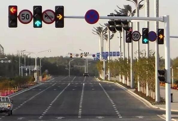 左轉信號燈壞瞭在左轉車道怎麼走