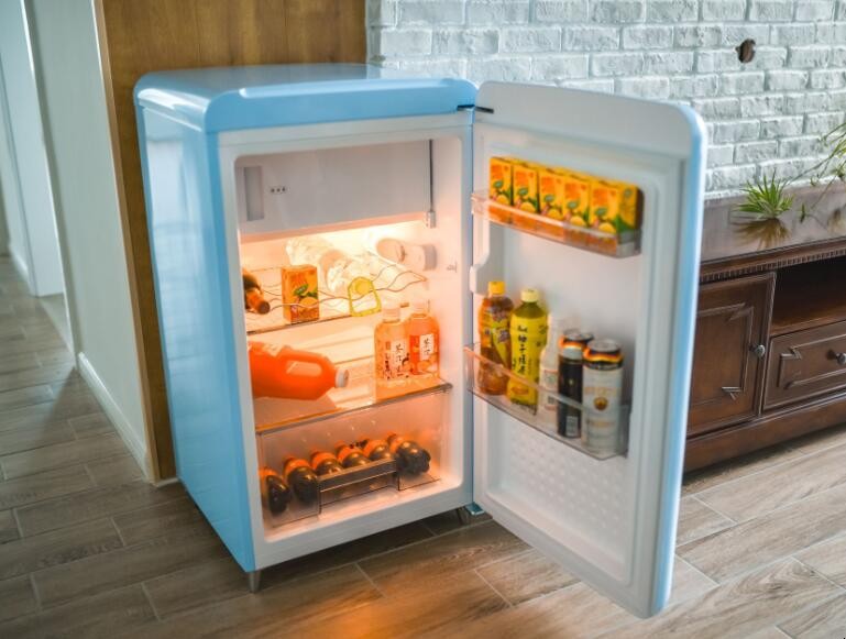 把熱水放進冰箱會怎樣