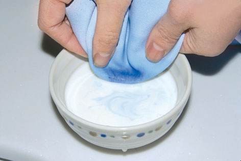 藍墨水弄到衣服上瞭用什麼方法洗凈