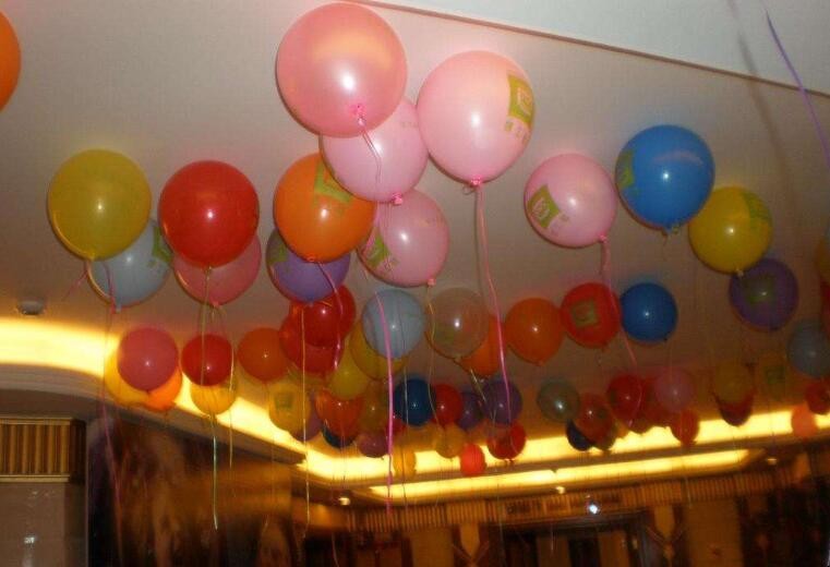如何讓氣球飄在天花板