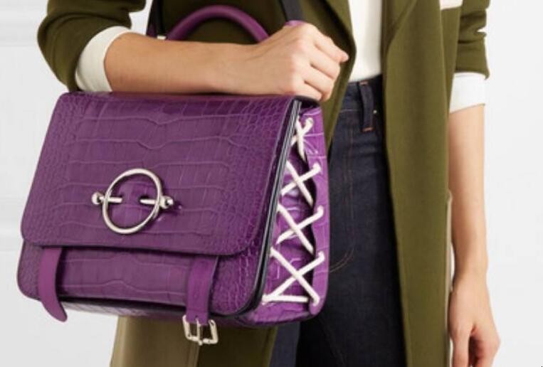 紫色包包搭配什麼顏色的衣服好看