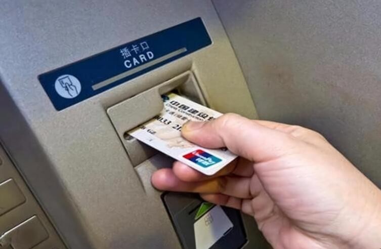 銀行卡怎麼插在取款機