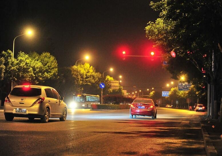 紅綠燈處的限速是多少