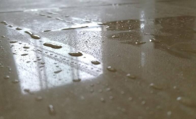 地板潮濕有水怎麼處理