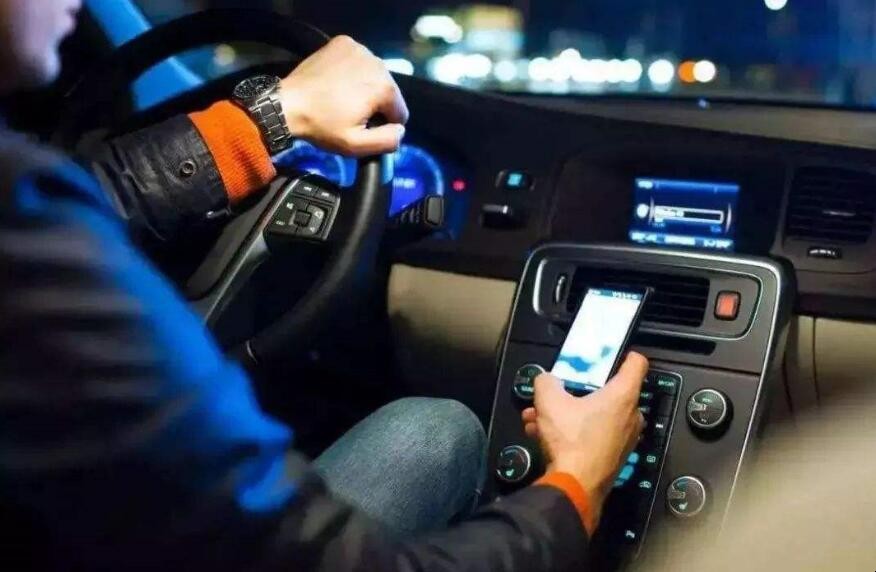 駕車玩手機危害有哪些