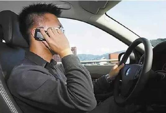 駕車如何正確接聽電話