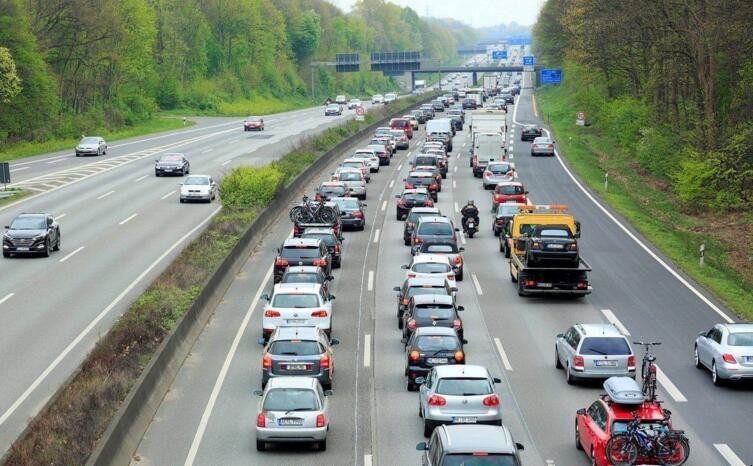 高速堵車可以走應急車道嗎