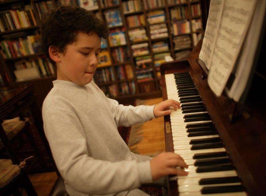 孩子學彈鋼琴的好處是什麼