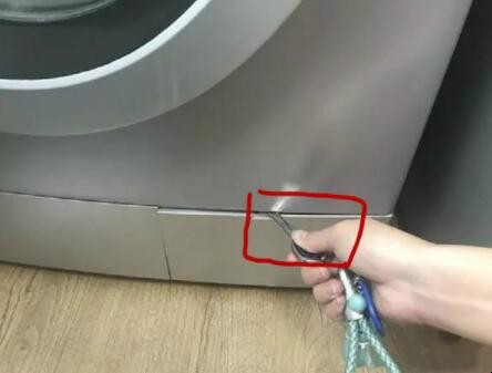 海爾洗衣機排污口怎麼打開