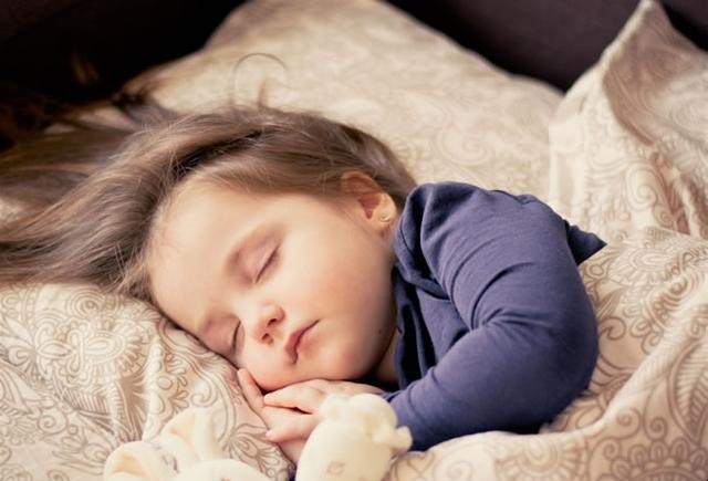 孩子一直哭鬧不睡覺是什麼原因