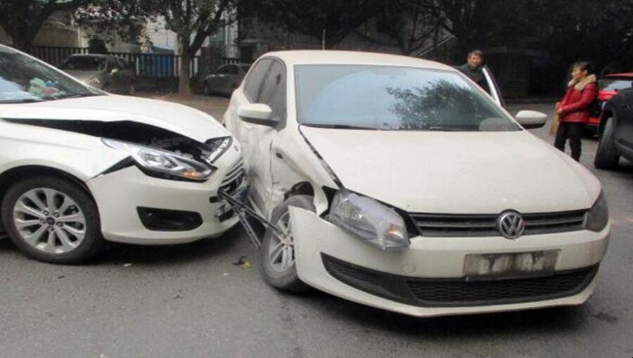 自己把車撞瞭可以報保險嗎