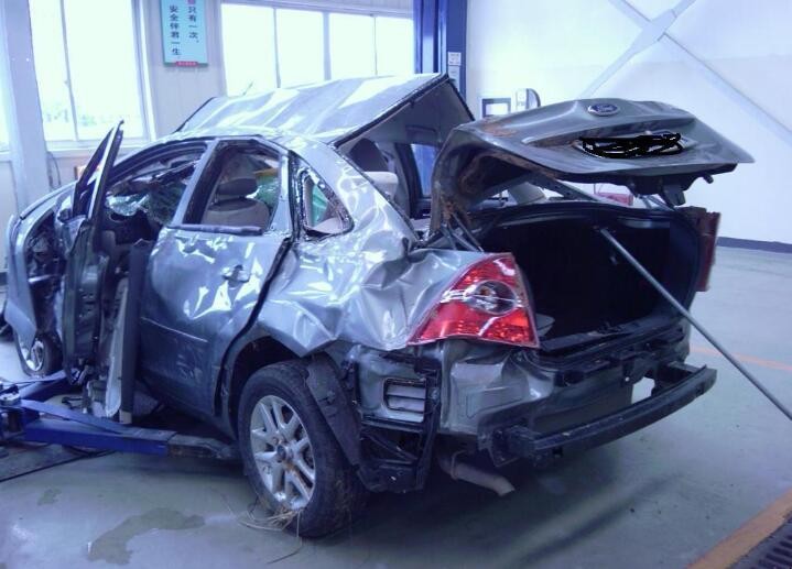 汽車被前車拋物砸壞保險公司會賠嗎