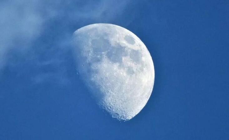 白天出現的月亮叫什麼現象