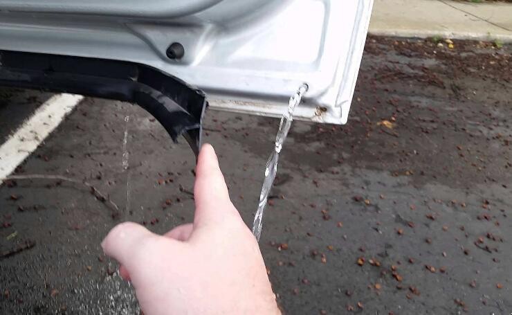 為什麼車門排水孔有膠佈封著