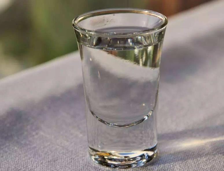 如何用玻璃杯裝開水