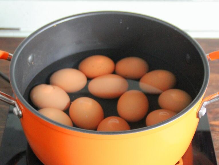 水煮蛋容易裂是什麼原因