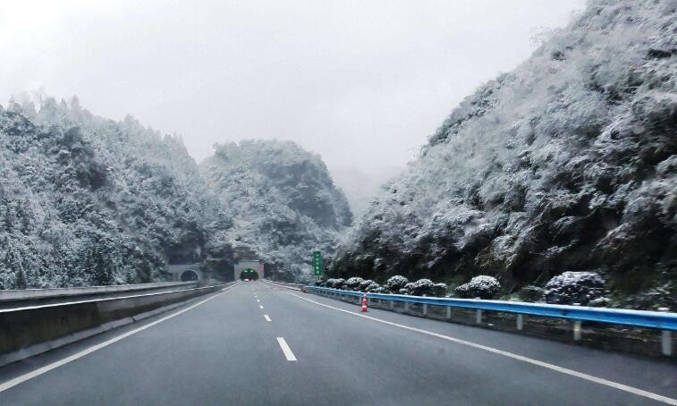 高速遇到下雪怎麼開車
